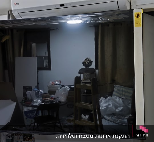 סולם עץ ליד שולחן עם כלים וחפצים